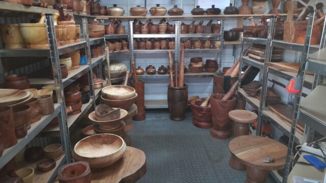 Tournage sur bois fabrication artisanale pilon, bols, Bonbonnière Réunion