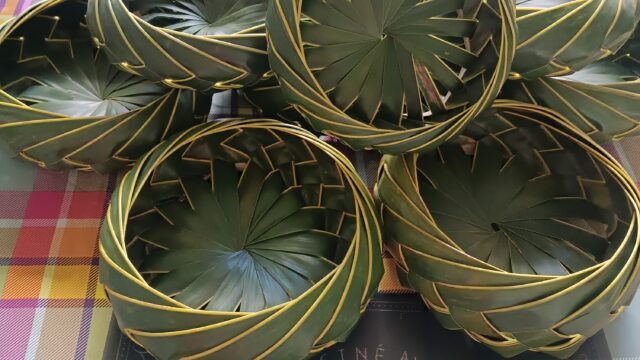 Tressage des feuilles de cocotiers Réunion