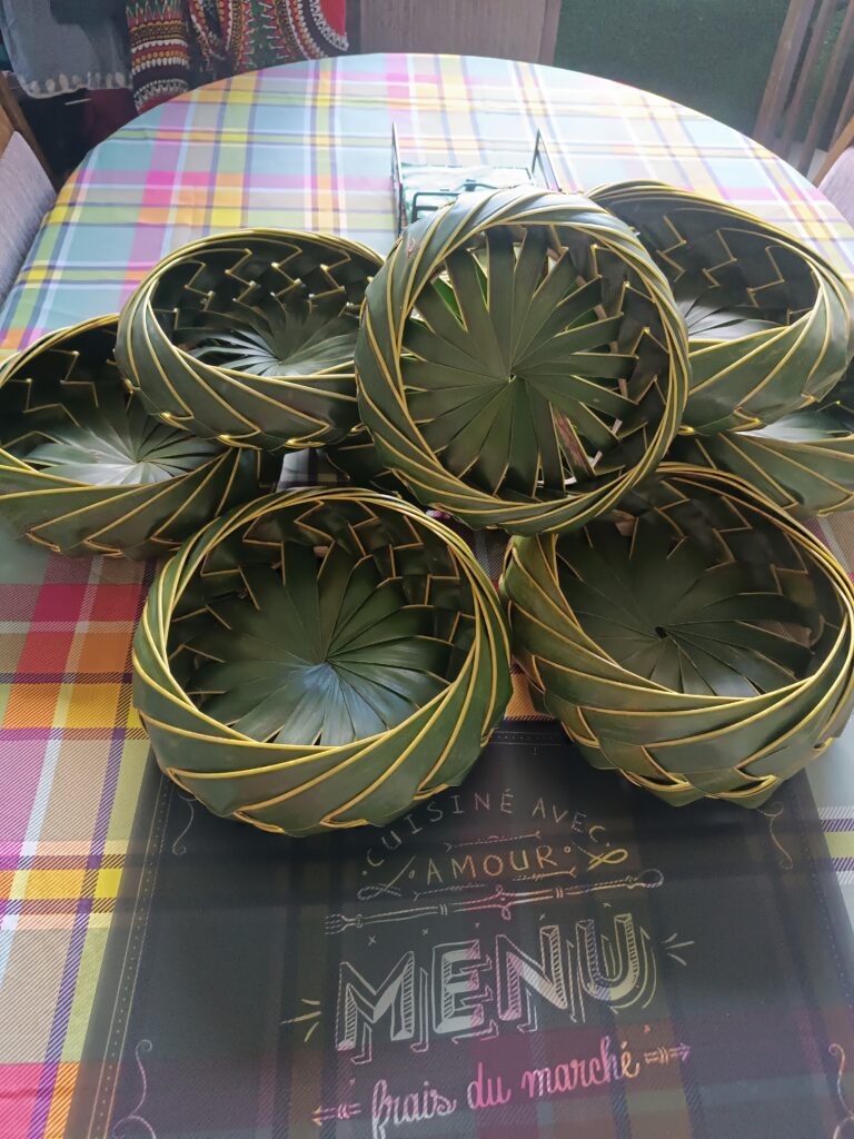 Tressage des feuilles de cocotiers Réunion