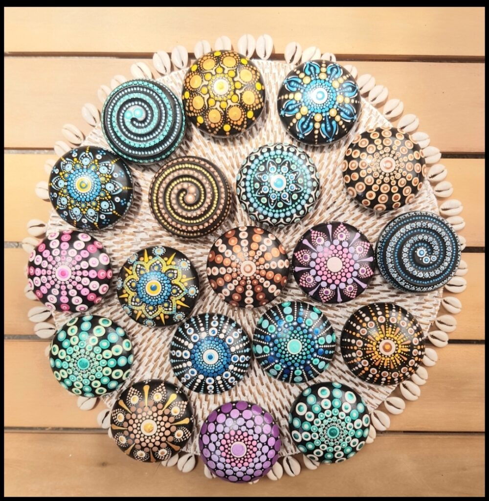 Mandalas sur plâtre et bois et création de bijoux Réunion